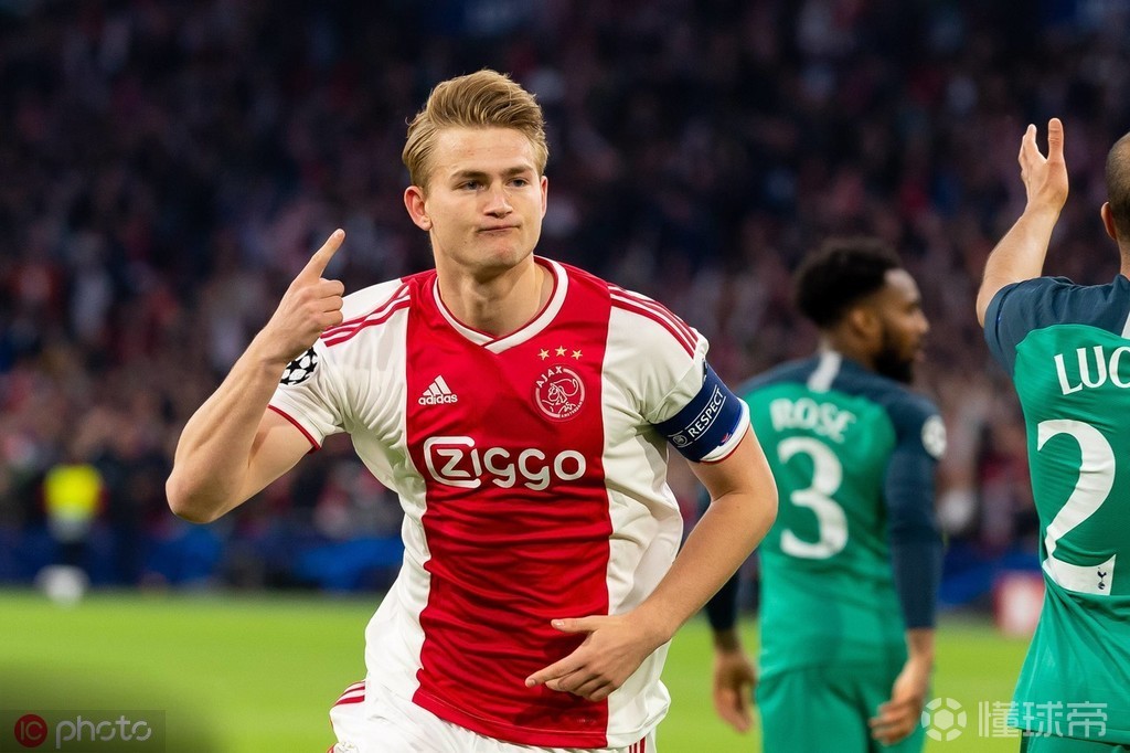 巴萨绝地反击塞内加尔，德利赫特完成帽子戏法