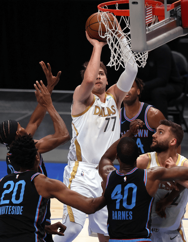 勇士绝杀独行侠,郭艾伦点燃赛场 勇士绝杀独行侠,郭艾伦点燃赛场