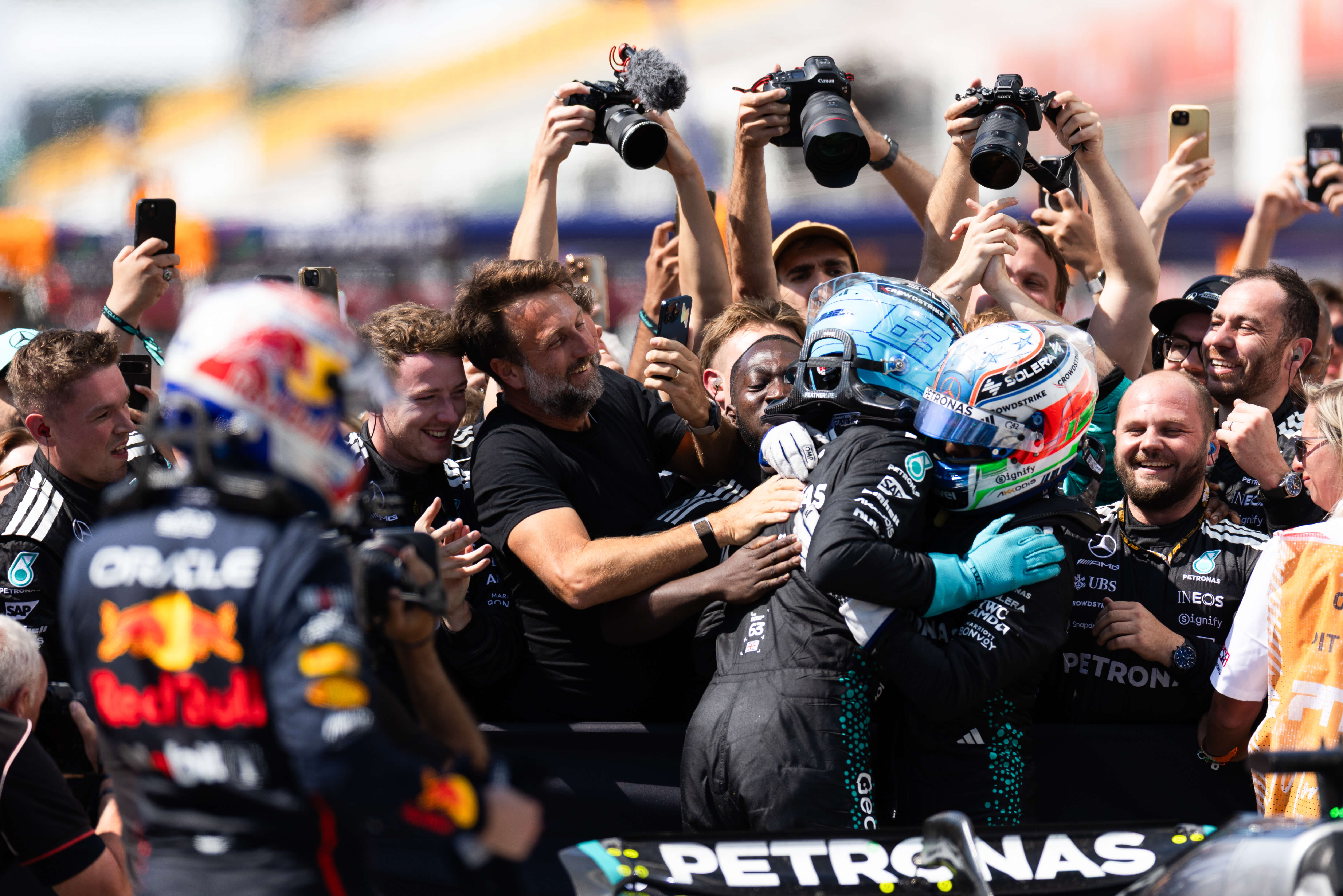 雷诺车队险胜威廉姆斯，勒克莱尔点燃赛场